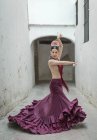 Фламенко, танцівниця постановки на сільських вулиці прохід — стокове фото