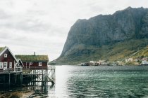 Paysage des maisons rurales sur la rive du lac de montagne — Photo de stock