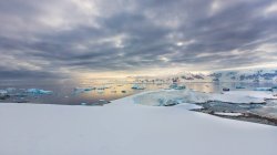 Vista panorámica del paisaje natural salvaje de la Antártida - foto de stock