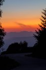Scène tranquille de crépuscule vue de la route de campagne courbée — Photo de stock
