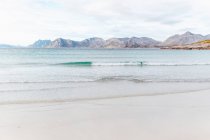 Paisagem cênica de ondas de surf sobre a costa da montanha — Fotografia de Stock