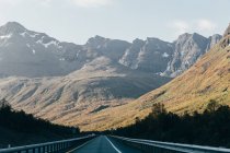Landscape of empty highway and mountains on sunny day. — Stock Photo