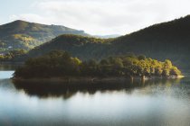 Paesaggio del lago di montagna nella giornata di sole — Foto stock