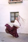 Retrato de dançarina de flamenco com xale branco dançando no quintal interno — Fotografia de Stock