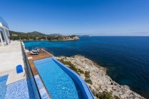 Terrazza del resort con piscina sul mare costiero — Foto stock