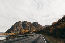 Paisagem de estrada vazia curvilínea em montanhas — Fotografia de Stock