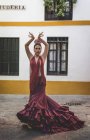 Фламенко, танцівниця носіння типовий костюм постановки на вулицях Севілья — стокове фото
