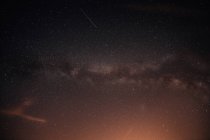 Vista al cielo nocturno estrellado con estrellas brillantes y vía láctea - foto de stock