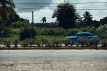 CUBA - 27 de agosto de 2016: Carro retro azul dirigindo na estrada — Fotografia de Stock