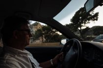 Человек за рулем на закате — стоковое фото