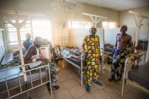 BENIN, AFRIQUE - 31 AOÛT 2017 : Un groupe d'hommes à l'hôpital africain regarde une caméra — Photo de stock