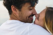 Cultivar casal feliz abraçando e olhando para cada um — Fotografia de Stock