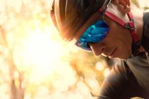 Портрет людини в велосипедному шоломі і сонцезахисних окулярах — стокове фото
