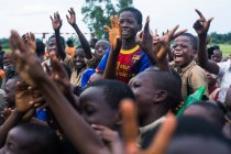 BENIN, AFRIQUE - 31 AOÛT 2017 : Des enfants africains joyeux crient et gesticulent les mains en l'air — Photo de stock
