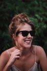 Портрет улыбающейся женщины в солнцезащитных очках — стоковое фото