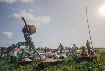 BENIN, AFRIQUE - 30 AOÛT 2017 : Des enfants africains dans des bateaux à l'étang — Photo de stock