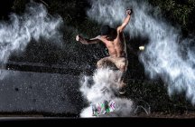 Hombre realizando acrobacias en monopatín - foto de stock
