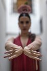 Закройте глаза на жест танцовщицы фламенко — стоковое фото