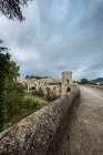 Vue du pont médiéval menant au vieux château — Photo de stock