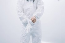 Crop scientist indossa guanti in laboratorio — Foto stock
