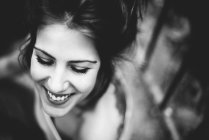 Портрет низького кута усміхненої дівчини брюнетки — стокове фото