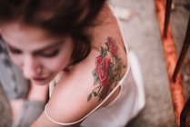 Vista a basso angolo della donna con schiena tatuata — Foto stock