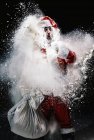 Staunender Weihnachtsmann inmitten von Schneespritzern — Stockfoto