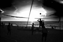 Kuba - 27. August 2016: Menschen spielen am Strand Volleyball. — Stockfoto