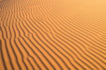 Vista de cerca del patrón ondulado en las dunas de arena - foto de stock