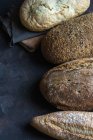 Вид зверху на різні види домашнього хліба на столі сільський . — стокове фото