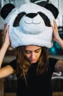 Porträt einer Frau mit Panda-Kopf aus Plüsch — Stockfoto