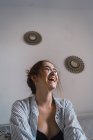 Hochwinkel-Porträt eines lachenden brünetten Mädchens mit stylischer Brille — Stockfoto