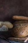 Nahsicht auf selbstgebackenes Brot auf rustikalem Brett — Stockfoto