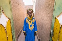 Марокко - 15 серпня: Веселий усміхнений чоловік Африканський традиційний одяг і тюрбан стоячи в алеї і дивлячись на камеру. — стокове фото