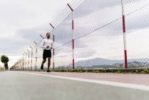 Вид на поверхню людини, що біжить вздовж паркану — стокове фото