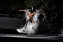 Homem realizando acrobacias no skate — Fotografia de Stock