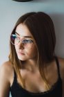 Ritratto di giovane bruna in occhiali distogliendo lo sguardo — Foto stock