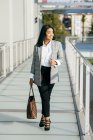 Stylische Frau in Jacke posiert auf Balkondurchgang — Stockfoto