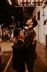 Молода пара обіймається на вечірній вулиці — стокове фото