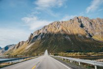 Vista panoramica della strada asfaltata in montagna — Foto stock