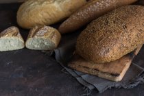 Ainda vida de loafs de pão feitos em casa na mesa rústica . — Fotografia de Stock
