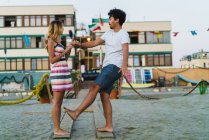 Seitenansicht eines glücklichen Paares, das Spaß am Strand hat — Stockfoto