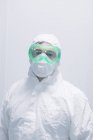 Вчений постановки в захисних костюм в лабораторії — стокове фото
