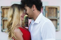 Side view of loving passionate couple embracing at street scene — Stock Photo