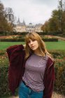 Romantique fille brune posant dans un parc vert — Photo de stock