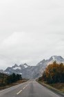 Vue panoramique de la route asphaltée droite dans les montagnes — Photo de stock