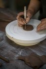 Руки горшечницы вырезают глиняный кусок — стоковое фото