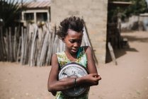 Goree, senegal- 6. Dezember 2017: Afrikanerin steht auf der Straße eines armen Dorfes und sieht deprimiert aus. — Stockfoto