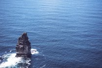 Високий кут зору на скелю самотності в океані — стокове фото
