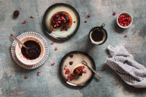 Vista superior de pratos com cheesecake com xícara de chá na superfície cinza — Fotografia de Stock